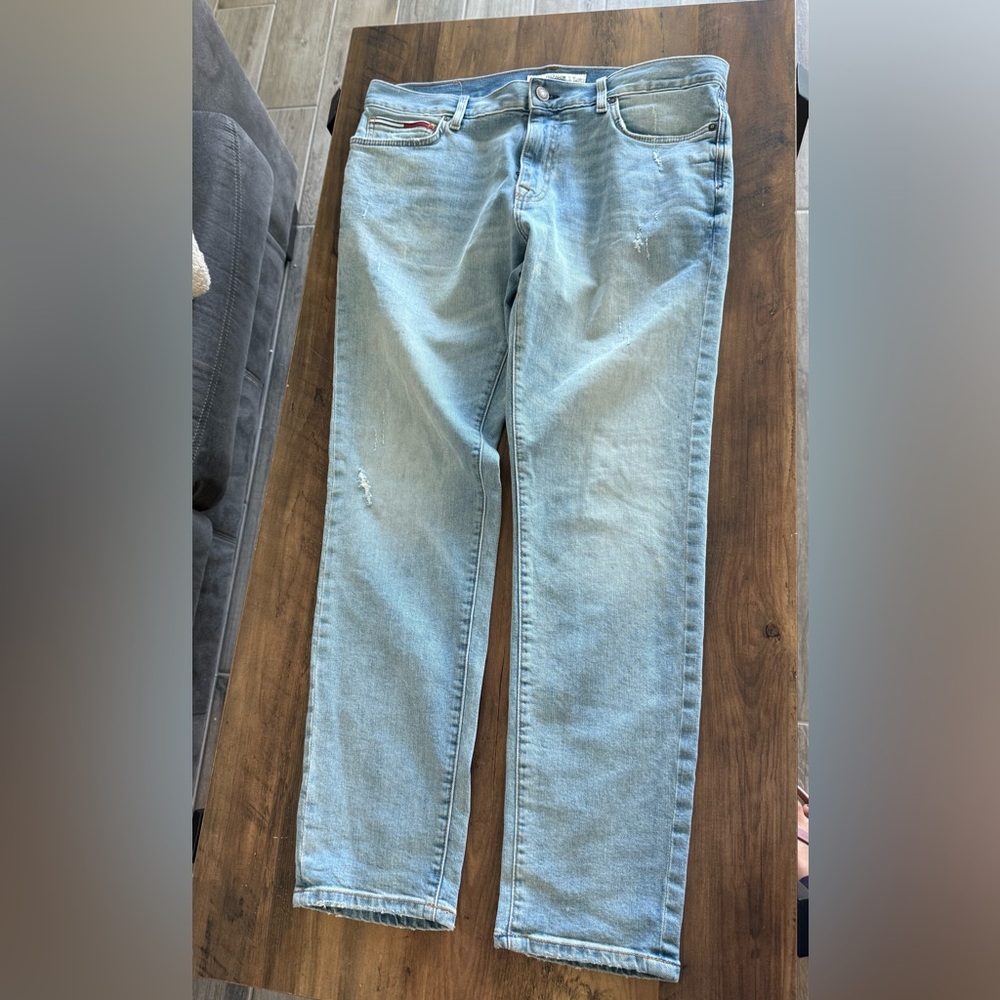 Tommy Hilfiger men’s Light Blue Distressed Jeans